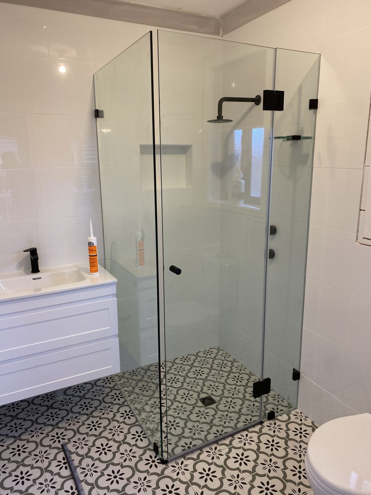 Frameless glass shower screen